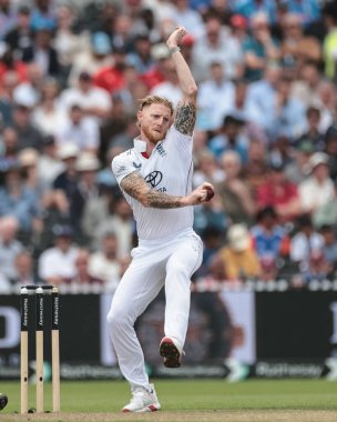 İngiltere kaptanı Ben Stokes topu 4. Rothesay Test Maçı 'nda veriyor. 1. Gün İngiltere Hindistan' a karşı Old Trafford Cricket Ground, Manchester, Birleşik Krallık, 22 Temmuz 2025