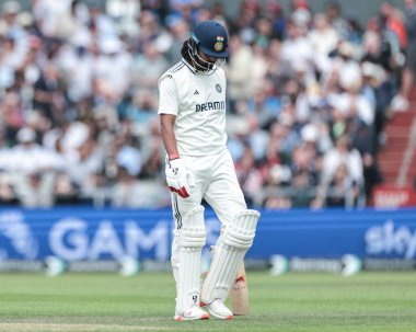 Hindistan 'dan KL Rahul, 22 Temmuz 2025 tarihinde İngiltere' nin Hindistan 'a karşı Old Trafford Cricket Ground, Manchester, İngiltere' de oynanan 4. Rothesay Test Maçı 'nda elendikten sonra oyun alanından ayrıldı.