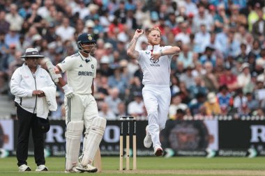 İngiltere kaptanı Ben Stokes topu 4. Rothesay Test Maçı 'nda veriyor. 1. Gün İngiltere Hindistan' a karşı Old Trafford Cricket Ground, Manchester, Birleşik Krallık, 22 Temmuz 2025