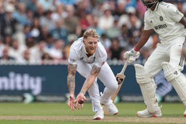 İngiltere kaptanı Ben Stokes topu 4. Rothesay Deneme Maçı 'nda atıyor. 1. Gün İngiltere Hindistan' a karşı Old Trafford Cricket Ground, Manchester, Birleşik Krallık, 22 Temmuz 2025