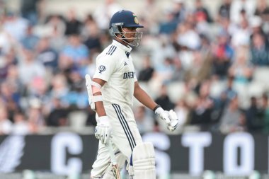 Hintli Yashasvi Jaiswal, 22 Temmuz 2025 'te İngiltere' nin Hindistan 'a karşı Old Trafford Cricket Ground, Manchester, İngiltere' de oynanan 4. Rothesay Test Maçı 'nda görevden alındıktan sonra oyun alanından ayrıldı.
