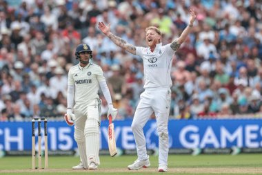 İngiltere kaptanı Ben Stokes Hindistan kaptanı Shubman Gill 'in kalesini kutluyor 4. Rothesay Test Maçı 1. Gün İngiltere Hindistan' a karşı Old Trafford Cricket Ground, Manchester, İngiltere, 22 Temmuz 2025
