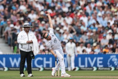 İngiltere 'den Liam Dawson topu 4. Rothesay Deneme Maçı' nda veriyor. 1. Gün İngiltere Hindistan 'a karşı Old Trafford Cricket Ground, Manchester, Birleşik Krallık, 22 Temmuz 2025