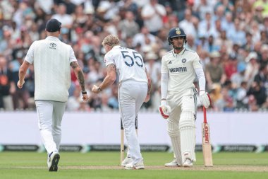 İngiltere kaptanı Ben Stokes Hindistan kaptanı Shubman Gill 'in kalesini kutluyor 4. Rothesay Test Maçı 1. Gün İngiltere Hindistan' a karşı Old Trafford Cricket Ground, Manchester, İngiltere, 22 Temmuz 2025