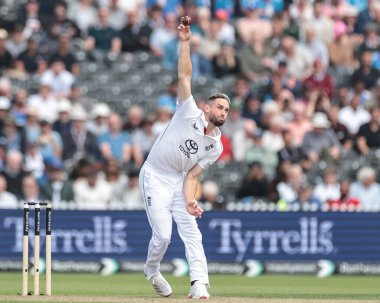 İngiltere 'den Chris Woakes topu 4. Rothesay Deneme Maçı' nda veriyor. 1. Gün İngiltere Hindistan 'a karşı Old Trafford Cricket Ground, Manchester, Birleşik Krallık, 22 Temmuz 2025