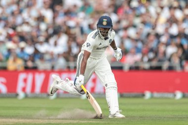 Hindistan 'dan Sai Sudharsan kırışıklığa ulaşıyor ve 4. Rothesay Deneme Maçı' nda güvenliğini sağlıyor. 1. Gün İngiltere Hindistan 'a karşı Old Trafford Cricket Ground, Manchester, İngiltere, 22 Temmuz 2025