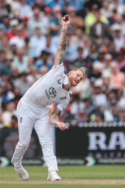 İngiltere kaptanı Ben Stokes topu 4. Rothesay Test Maçı 'nda veriyor. 1. Gün İngiltere Hindistan' a karşı Old Trafford Cricket Ground, Manchester, Birleşik Krallık, 22 Temmuz 2025