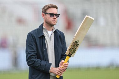 Yayıncı Stuart Broad, 24 Temmuz 2025 'te Old Trafford Cricket Ground, Manchester, İngiltere' de oynanan 4. Rothesay Test Maçı 'nda Duckett kriket sopası ile 2.