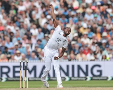 İngiltere 'den Jofra Archer topu 4. Rothesay Test Maçı' nda veriyor. 2. Gün İngiltere Hindistan 'a karşı Old Trafford Cricket Ground, Manchester, Birleşik Krallık, 24 Temmuz 2025