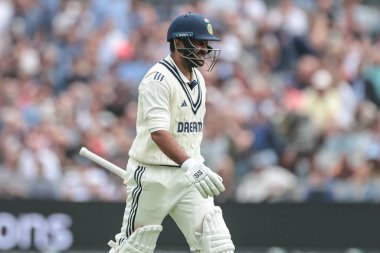 Hindistan 'dan Shardul Thakur, 24 Temmuz 2025 tarihinde İngiltere' nin Hindistan 'a karşı Old Trafford Cricket Ground, Manchester, İngiltere' de oynanan 4. Rothesay Test Maçı 'nda görevden alındıktan sonra oyun alanından ayrıldı.