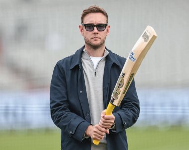 Yayıncı Stuart Broad, 24 Temmuz 2025 'te Old Trafford Cricket Ground, Manchester, İngiltere' de oynanan 4. Rothesay Test Maçı 'nda Duckett kriket sopası ile 2.