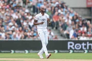 İngiltere 'den Jofra Archer, 24 Temmuz 2025' te İngiltere ile Hindistan 'ın Old Trafford Cricket Ground, Manchester, İngiltere' de oynanan 4. Rothesay Test Maçı 'nda topu teslim ettikten sonra tepki gösterdi.