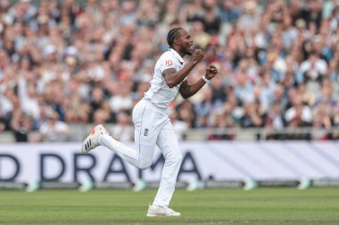İngiltere 'den Jofra Archer, 24 Temmuz 2025' te Old Trafford Cricket Ground, Manchester, İngiltere 'de oynanan 4. Rothesay Test Maçı' nda Hintli Ravindra Jadeja 'nın kalesini kutluyor.