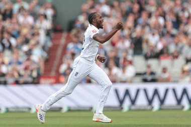 İngiltere 'den Jofra Archer, 24 Temmuz 2025' te Old Trafford Cricket Ground, Manchester, İngiltere 'de oynanan 4. Rothesay Test Maçı' nda Hintli Ravindra Jadeja 'nın kalesini kutluyor.