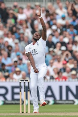 İngiltere 'den Jofra Archer topu 4. Rothesay Test Maçı' nda veriyor. 2. Gün İngiltere Hindistan 'a karşı Old Trafford Cricket Ground, Manchester, Birleşik Krallık, 24 Temmuz 2025