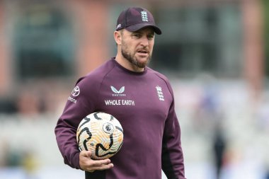 İngiltere baş antrenörü Brendon McCullum, maç öncesi ısınma maçında futbol oynuyordu. 4. Rothesay Test Maçı 'nda 2. Gün İngiltere Hindistan' a karşı Old Trafford Cricket Ground, Manchester, İngiltere, 24 Temmuz 2025