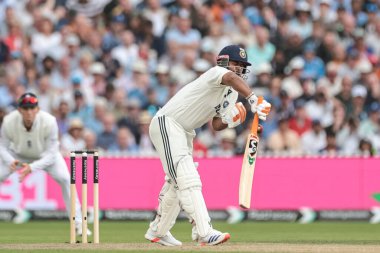 Hindistan 'dan Rishabh Pant, 24 Temmuz 2025 tarihinde İngiltere' nin Manchester, İngiltere 'nin Old Trafford kriket sahasında oynanan 4. Rothesay Test Maçı' nda İngiliz kaptan Ben Stokes 'un topu ile yakalandı.