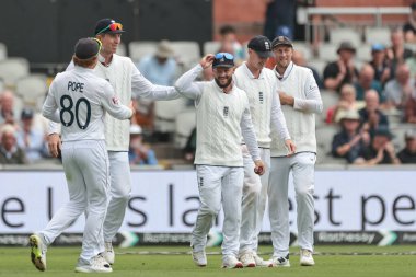 İngiltere 'den Ben Duckett, Hindistan' dan Shardul Thakur 'u 24 Temmuz 2025' te Old Trafford Cricket Ground, Manchester, İngiltere 'de oynanan 4. Rothesay Test Maçı' nda yakalamayı kutluyor.