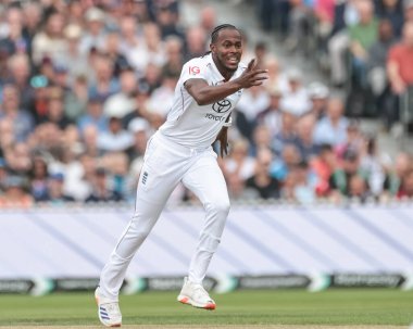 İngiltere 'den Jofra Archer, 24 Temmuz 2025' te Old Trafford Cricket Ground, Manchester, İngiltere 'de oynanan 4. Rothesay Test Maçı' nda Hintli Ravindra Jadeja 'nın kalesini kutluyor.