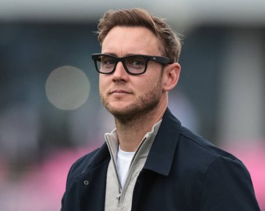 4. Rothesay Deneme Maçı 'nda Rayban güneş gözlüğü takan yayıncı Stuart Broad 24 Temmuz 2025' te Old Trafford Cricket Ground, Manchester 'da İngiltere ile Hindistan arasındaki 2.