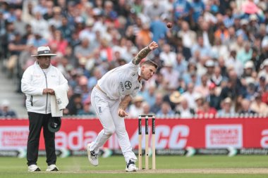 İngiltere 'den Brydon Carse topu 4. Rothesay Test Maçı' nda veriyor. 2. Gün İngiltere Hindistan 'a karşı Old Trafford Cricket Ground, Manchester, Birleşik Krallık, 24 Temmuz 2025