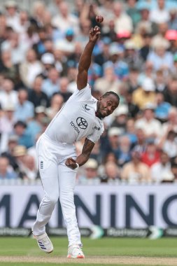 İngiltere 'den Jofra Archer topu 4. Rothesay Test Maçı' nda veriyor. 2. Gün İngiltere Hindistan 'a karşı Old Trafford Cricket Ground, Manchester, Birleşik Krallık, 24 Temmuz 2025
