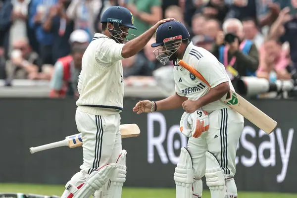 Hindistan 'dan Shardul Thakur, 4. Rothesay Test Maçı 2. Gün İngiltere' nin Manchester, İngiltere 'deki Old Trafford Cricket Ground' da Hindistan 'a karşı oynadığı maçta sakatlandıktan sonra vuruş yapmak için geldiği sırada Hintli Rishabh Pant' ın başını okşadı.