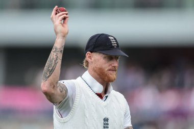 İngiltere kaptanı Ben Stokes, 4. Rothesay Test Maçı 'nda 5 kale vuruşunu kutluyor. 2. Gün İngiltere Hindistan' a karşı Old Trafford Cricket Ground, Manchester, İngiltere, 24 Temmuz 2025
