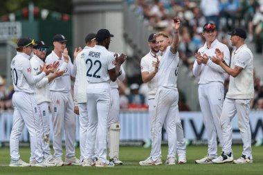 İngiltere kaptanı Ben Stokes, 4. Rothesay Test Maçı 'nda takım arkadaşlarıyla 5 gol atmasını kutluyor. 2. Gün İngiltere Hindistan' a karşı Old Trafford Cricket Ground, Manchester, İngiltere, 24 Temmuz 2025