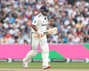 Hindistan 'dan yaralı bir Rishabh Pant, 24 Temmuz 2025 tarihinde İngiltere' nin Hindistan 'a karşı Old Trafford Cricket Ground, Manchester, İngiltere' deki 4. Rothesay Test Maçı 'nda bir koşu yapmak için topallıyor.