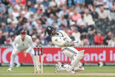 Hindistan 'dan Washington Sundar, 24 Temmuz 2025' te Old Trafford Cricket Ground, Manchester, İngiltere 'de oynanan 4. Rothesay Test Maçı' nda İngiliz kaptan Ben Stokes 'tan bir fedaiyi atlattı.