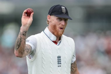 İngiltere kaptanı Ben Stokes, 4. Rothesay Test Maçı 'nda 5 kale vuruşunu kutluyor. 2. Gün İngiltere Hindistan' a karşı Old Trafford Cricket Ground, Manchester, İngiltere, 24 Temmuz 2025