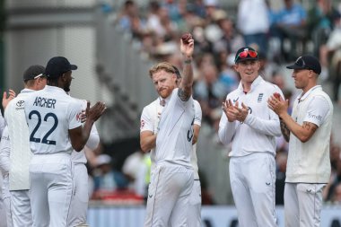 İngiltere kaptanı Ben Stokes, 4. Rothesay Test Maçı 'nda takım arkadaşlarıyla 5 gol atmasını kutluyor. 2. Gün İngiltere Hindistan' a karşı Old Trafford Cricket Ground, Manchester, İngiltere, 24 Temmuz 2025