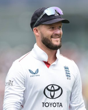 İngiltere 'den Ben Duckett, 24 Temmuz 2025' te Old Trafford Cricket Ground 'da oynanan 4. Rothesay Test Maçı' nda gülümsüyor.