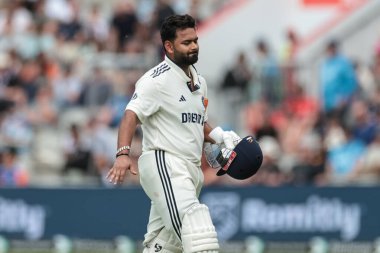 Hindistan 'dan Rishabh Pant, 24 Temmuz 2025' te İngiltere 'nin Hindistan' a karşı Eski Trafford Kriket Sahası 'nda oynanan 4. Rothesay Test Maçı' nda elendikten sonra oyun alanından ayrılırken kalçasına şaplak attı.