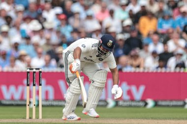 Hintli Rishabh Pant, 24 Temmuz 2025 'te İngiltere ile Hindistan' ın Old Trafford Cricket Ground, Manchester, İngiltere 'de oynanan 4. Rothesay Test Maçı' nda dengesini korumaya çalışıyor.