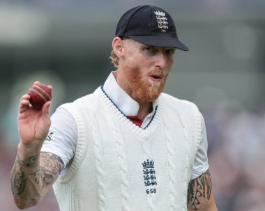 İngiltere kaptanı Ben Stokes, 4. Rothesay Test Maçı 'nda 5 kale vuruşunu kutluyor. 2. Gün İngiltere Hindistan' a karşı Old Trafford Cricket Ground, Manchester, İngiltere, 24 Temmuz 2025