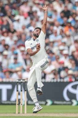 Hindistan 'dan Muhammed Siraj, 24 Temmuz 2025' te Old Trafford Cricket Ground 'da oynanan 4. Rothesay Test Maçı' nda topu teslim etti.
