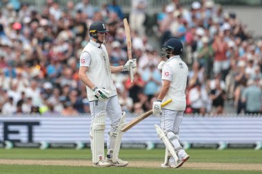 İngiltere 'den Zak Crawley, 24 Temmuz 2025' te Old Trafford Cricket Ground, Manchester, İngiltere 'de oynanan 4. Rothesay Test Maçı' nda (50 koşu) yarım yüzyıl (50 koşu) kutluyor.