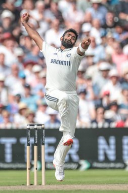 Hintli Jasprit Bumrah topu 4. Rothesay Test Maçı 'nda veriyor. 2. Gün İngiltere Hindistan' a karşı Old Trafford Cricket Ground, Manchester, İngiltere, 24 Temmuz 2025