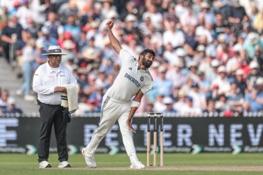 Hintli Jasprit Bumrah topu 4. Rothesay Test Maçı 'nda veriyor. 2. Gün İngiltere Hindistan' a karşı Old Trafford Cricket Ground, Manchester, İngiltere, 24 Temmuz 2025