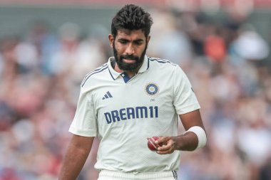 Hintli Jasprit Bumrah, 24 Temmuz 2025 'te İngiltere' nin Hindistan 'a karşı Old Trafford Cricket Ground' da oynanan 4. Rothesay Test Maçı 'nda bowlinge hazırlanıyor.