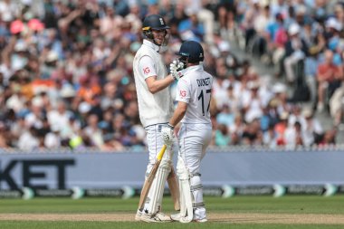 İngiltere 'den Zak Crawley ve İngiltere' den Ben Duckett, 24 Temmuz 2025 'te İngiltere' nin Old Trafford Cricket Ground 'da Hindistan' a karşı oynadığı 4. Rothesay Test Maçı 'nda 50 koşu yaparak İngiltere' yi kutluyor.
