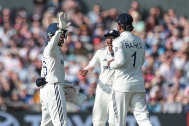 Hindistan 'dan Dhruv Jurel, İngiltere' den Zak Crawley 'i 24 Temmuz 2025' te Old Trafford Cricket Ground, Manchester, İngiltere 'de oynanan 4. Rothesay Test Maçı' nda yakalamayı kutluyor.