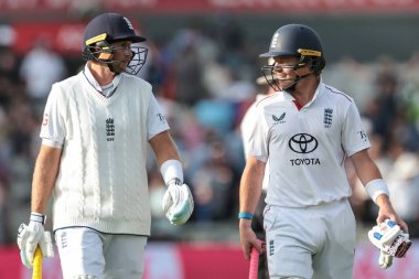 Joe Root ve İngiltere 'den Ollie Pope, 24 Temmuz 2025' te Old Trafford Cricket Ground, Manchester, Birleşik Krallık 'ta oynanan 4. Rothesay Test Maçı 2.