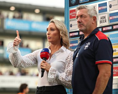 Sky Sports 'tan Jenna Brooks ve Wakefield Trinity' nin baş antrenörü Daryl Powell, 24 Temmuz 2025 'te DIY Kitchens Stadyumu, Wakefield, İngiltere' de oynanan 20.