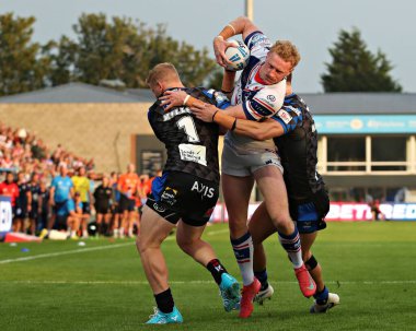 Wakefield Trinity 'den Lachlan Walmsley, Leeds Rhinos' tan Lachie Miller 'a koşuyor. Betfred Süper Lig 20. raundunda Wakefield Trinity, Leeds Rhinos' a karşı, DIY Kitchens Stadyumu, Wakefield, Birleşik Krallık, 24 Temmuz 2025