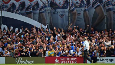 Leeds taraftarları, Leeds Rhinos takımından Sam Lisone 'un 24 Temmuz 2025' te Wakefield Trinity - Leeds Rhinos maçında attığı golü kutluyor.