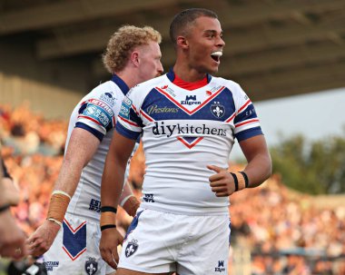 Wakefield Trinity 'den Lachlan Walmsley, 24 Temmuz 2025' te Wakefield Stadyumu 'nda oynanan Betfred Süper Lig karşılaşmasında Corey Hall of Wakefield Trinity ile denemesini kutluyor.