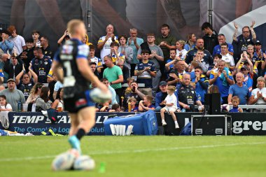 Leeds taraftarları Leeds Rhinos takımından Lachie Miller 'ı, 24 Temmuz 2025' te Wakefield Trinity 'nin Leeds Rhinos' a karşı oynadığı DIY Kitchens Stadyumu maçından önce alkışlıyor.